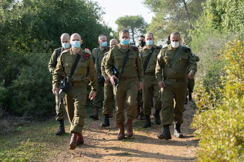 הרמטכ"ל בביקור הכוחות בשומרון. | דו"צ
