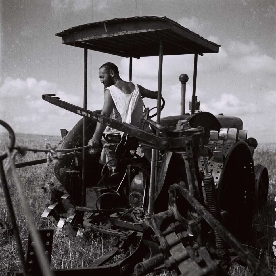 הרגישו בנוח. גברים בקיבוץ. | זולטן קלוגר, לע"מ הרגישו בנוח. גברים בקיבוץ. | זולטן קלוגר, לע"מ