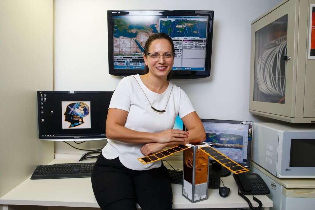 "זו העבודה הכי שווה בעולם". ממן במעבדה עם הדגם שיצרה ניצוץ סרנגה. | לירון מולדובן