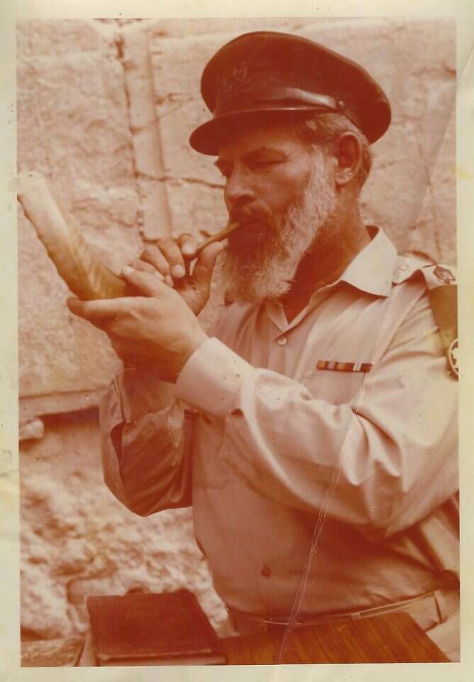 הרב שמעון רפיקו. כרב צבאי בכותל, 1967. | באדיבות משפחת רפיקו – וסרמן