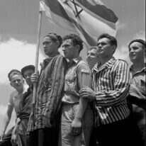 יציאה לחיים חדשים. ניצולי שואה ממחנה בוכנוואלד מגיעים לנמל חיפה, 1945. | קלוגר זלוטן, לע"מ