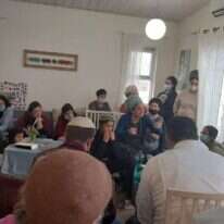 האם איילת סנדק (יושבת מימין) במהלך השבעה בביתם בבת־עין