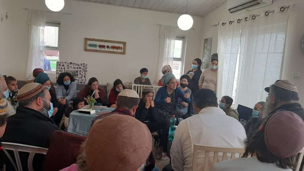 האם איילת סנדק (יושבת מימין) במהלך השבעה בביתם בבת־עין