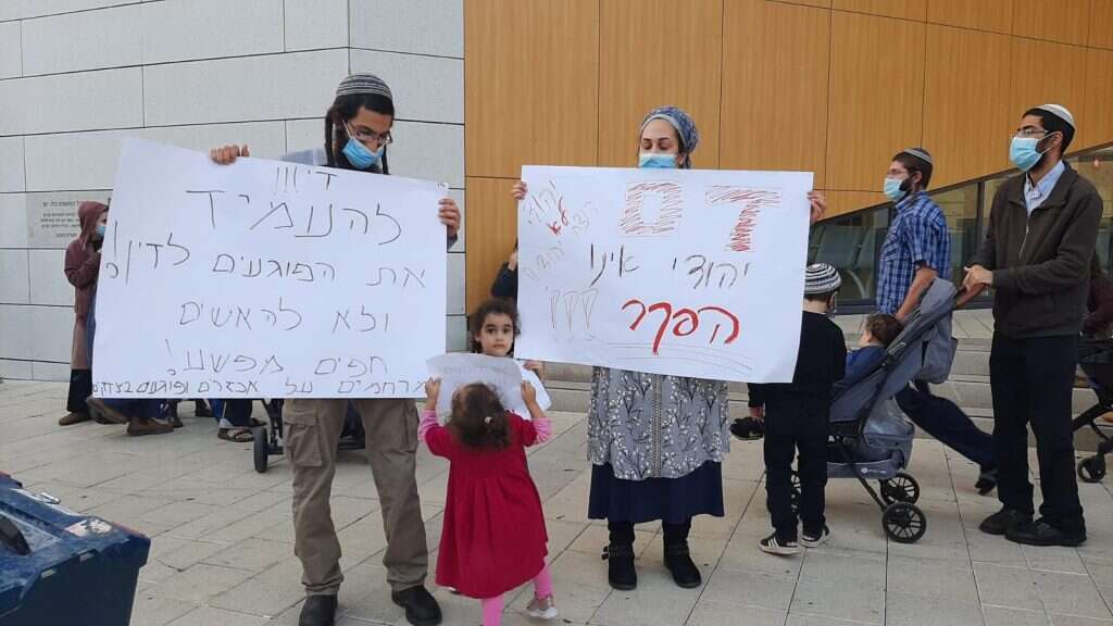 הפגנה מחוץ לבית המשפט. | דיוויד כהן, פלאש 90 הפגנה מחוץ לבית המשפט. | דיוויד כהן, פלאש 90