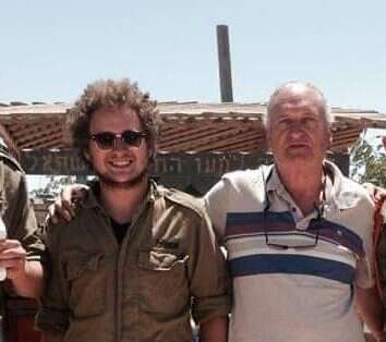 שיף עם בנו )משמאל) בתקופת צוק איתן. | arieshiff