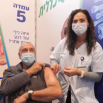 בני בן־מובחר מקבל חיסון לקורונה