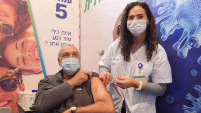 בני בן־מובחר מקבל חיסון לקורונה