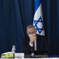 זונק, יורה, נופל. גנץ. | עמית שאבי זונק, יורה, נופל. גנץ. | עמית שאבי