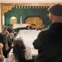 "הם לא צריכים להיות חרדים. שיבחרו מה שירצו, אבל שלא יחתכו את הענף". שיעור בחצר. | אוליבייה פיטוסי, פלאש 90