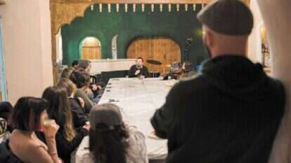 "הם לא צריכים להיות חרדים. שיבחרו מה שירצו, אבל שלא יחתכו את הענף". שיעור בחצר. | אוליבייה פיטוסי, פלאש 90