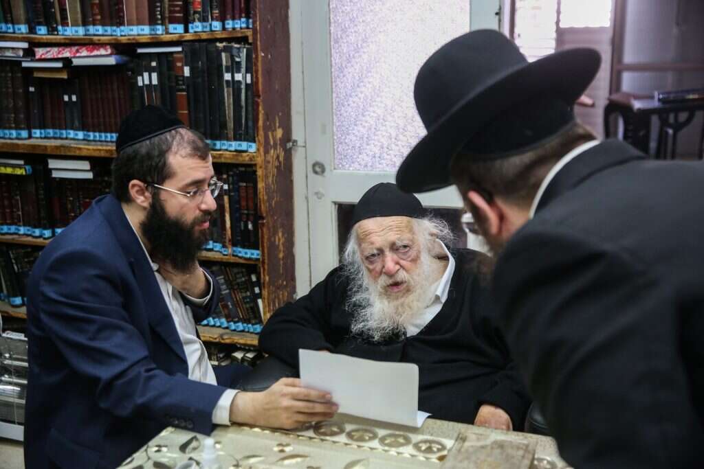 לא יודעים אם התשובות מגיעות ממנו או מהנכד. הרב חיים קנייבסקי. | דוד כהן, פלאש 90 לא יודעים אם התשובות מגיעות ממנו או מהנכד. הרב חיים קנייבסקי. | דוד כהן, פלאש 90