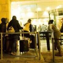 נוסעים נכנסים מלונדון מפונים להסגר במלון דן פנורמה בירושלים, שבוע שעבר. | אורן בן חקון - פלאש 90