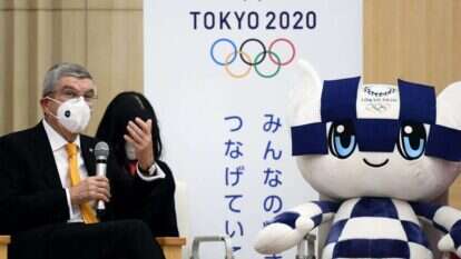 תומס באך בטוקיו לצד "קמע" האולימפיאדה, החודש. | גטי אימג'ס