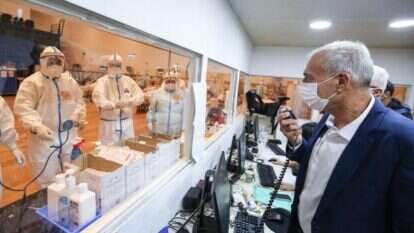 הממונה על הקורונה פרופ' נחמן אש בסיור בבית החולים זיו בצפת, אתמול | דוד כהן - פלאש 90