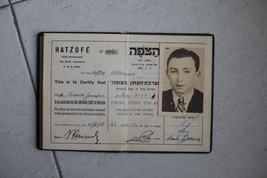 תעודת העיתונאי של משה ברור. | אריק סולטן