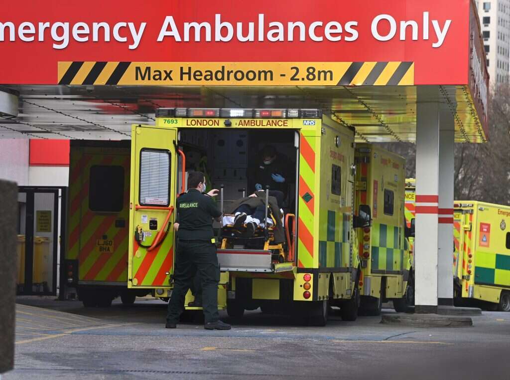 פינוי חולה קורונה לבית חולים בלונדון. | EPA