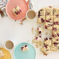 ריבועי עוגת גבינה, פירות יער וקראמבל. | אפרת ליכטנשטט