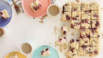 ריבועי עוגת גבינה, פירות יער וקראמבל. | אפרת ליכטנשטט ריבועי עוגת גבינה, פירות יער וקראמבל. | אפרת ליכטנשטט