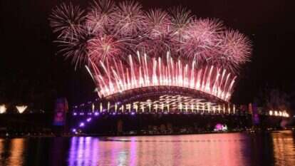 חוגגים את תחילת השנה החדשה באוסטרליה. | EPA חוגגים את תחילת השנה החדשה באוסטרליה. | EPA