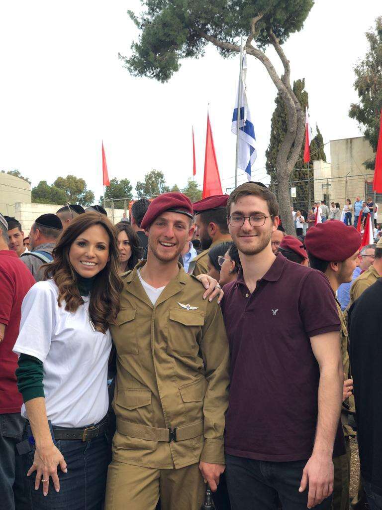 "גם הילדים שלי שברו תקרות זכוכית". ינקלביץ' ושני בניה. | דוברות