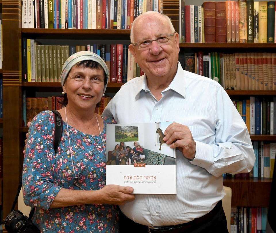 מירי מעניקה לנשיא ריבלין את ספרה. | מארק ניימן לע״מ מירי מעניקה לנשיא ריבלין את ספרה. | מארק ניימן לע״מ