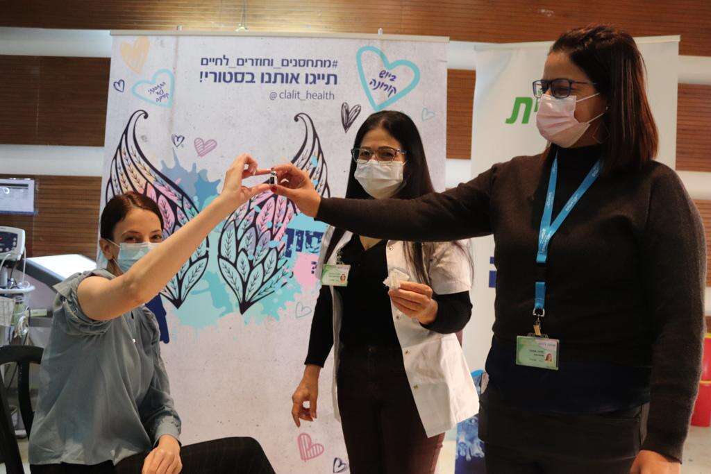 טל אוחנה במתחם החיסונים בירוחם. | לינור אללוף, דוברות כללית