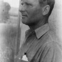 ארבעה דיוקנאות של מְסַפרים שכולם מזוהים כ"כריסטופר אישרווד". הסופר כריסטופר אישרווד, 1950. | גטי אימג'ס