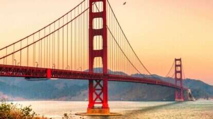 יפה בסן פרנציסקו על המים
אז איך זה שאני מרגיש רחוק? | שאטרסטוק