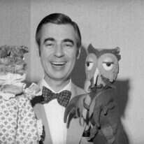 אהבה בלתי מותנית לכל ילד באשר הוא. פרד רוג'רס בתכנית הטלוויזיה "השכונה של מר רוג'רס", 1975. | גטי אימג'ס