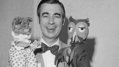 אהבה בלתי מותנית לכל ילד באשר הוא. פרד רוג'רס בתכנית הטלוויזיה "השכונה של מר רוג'רס", 1975. | גטי אימג'ס אהבה בלתי מותנית לכל ילד באשר הוא. פרד רוג'רס בתכנית הטלוויזיה "השכונה של מר רוג'רס", 1975. | גטי אימג'ס