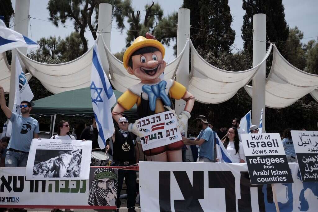 פעילי "אם תרצו" בהפגנה נגד ציון "יום הנכבה" באוניברסיטת תל־אביב, 2016. | תומר נויברג, פלאש 90 פעילי "אם תרצו" בהפגנה נגד ציון "יום הנכבה" באוניברסיטת תל־אביב, 2016. | תומר נויברג, פלאש 90