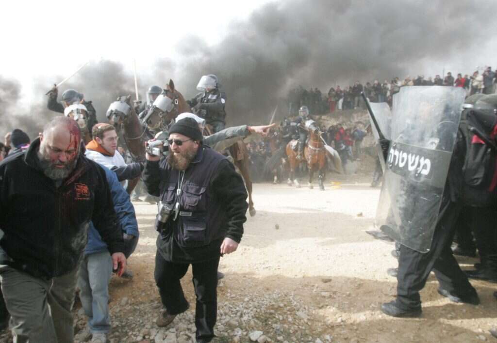 חבר הכנסת דאז אפי איתם בפינוי עמונה, 2006. | מרים צחי