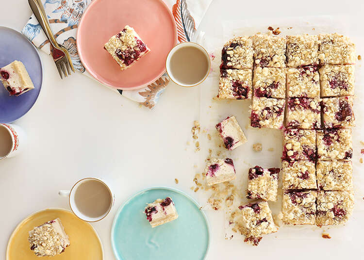 ריבועי עוגת גבינה, פירות יער וקראמבל. | אפרת ליכטנשטט