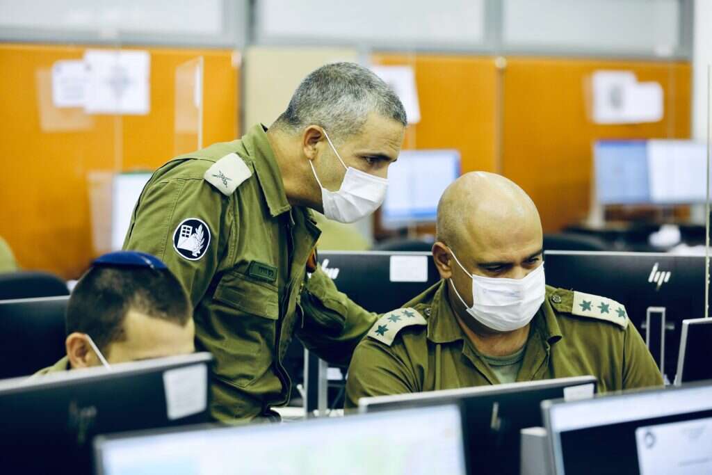 להתחקות אחר התפרצות המגפה ברמת הפרט. תא"ל ניסן דוידי (משמאל) ראש מפקדת אלון. | אורן כהן להתחקות אחר התפרצות המגפה ברמת הפרט. תא"ל ניסן דוידי (משמאל) ראש מפקדת אלון. | אורן כהן