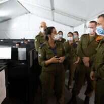 חוקרי פיקוד העורף נבחנים על פי מספר האנשים שהצליחו להכניס לבידוד. הרמטכ"ל אביב כוכבי בביקור במערך החקירות. | דו"צ