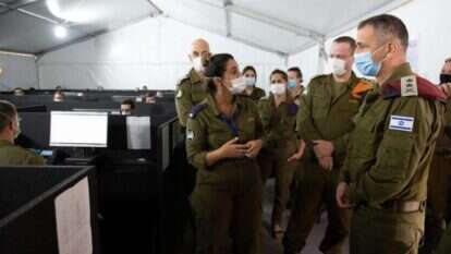 חוקרי פיקוד העורף נבחנים על פי מספר האנשים שהצליחו להכניס לבידוד. הרמטכ"ל אביב כוכבי בביקור במערך החקירות. | דו"צ