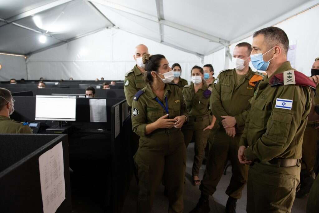 חוקרי פיקוד העורף נבחנים על פי מספר האנשים שהצליחו להכניס לבידוד. הרמטכ"ל אביב כוכבי בביקור במערך החקירות. | דו"צ חוקרי פיקוד העורף נבחנים על פי מספר האנשים שהצליחו להכניס לבידוד. הרמטכ"ל אביב כוכבי בביקור במערך החקירות. | דו"צ