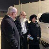 פולארד ואשתו אסתר בהגיעם לשדה התעופה