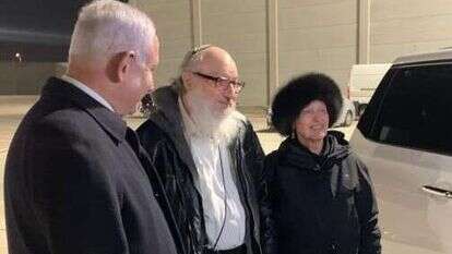 פולארד ואשתו אסתר בהגיעם לשדה התעופה פולארד ואשתו אסתר בהגיעם לשדה התעופה