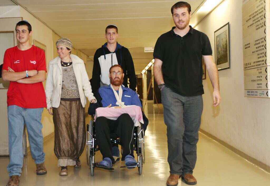 יהודה גליק עם אשתו יפי ז"ל וילדיו בעת שחרורו מבית החולים, סוף 2014. י"ד בטבת, יום פטירתה של מירי, הוא גם התאריך שבו יפי הלכה לעולמה לפני שלוש שנים. | מרים צחי יהודה גליק עם אשתו יפי ז"ל וילדיו בעת שחרורו מבית החולים, סוף 2014. י"ד בטבת, יום פטירתה של מירי, הוא גם התאריך שבו יפי הלכה לעולמה לפני שלוש שנים. | מרים צחי