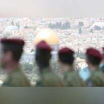 חיילים במסדר יום הזיכרון על רקע כיפת הסלע. | מרים צחי