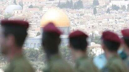 חיילים במסדר יום הזיכרון על רקע כיפת הסלע. | מרים צחי חיילים במסדר יום הזיכרון על רקע כיפת הסלע. | מרים צחי