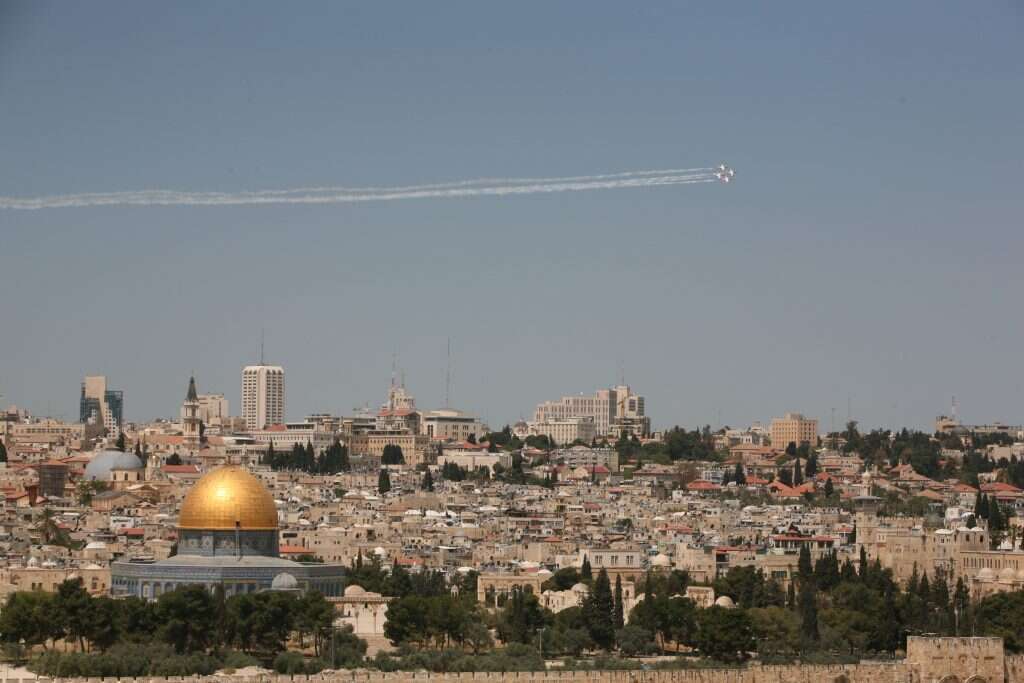 מטס יום העצמאות חולף מעל הר הבית, 2009. | מרים צחי מטס יום העצמאות חולף מעל הר הבית, 2009. | מרים צחי