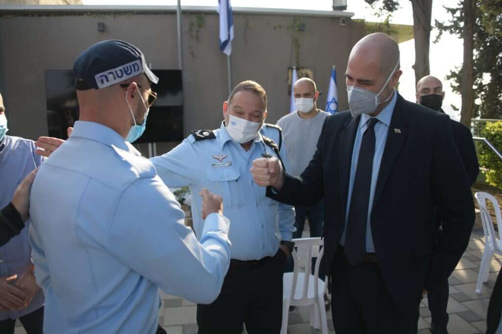 הסוכן הסמוי והשר אוחנה בטקס לאחר מבצע האכיפה בצפון. | דוברות המשטרה