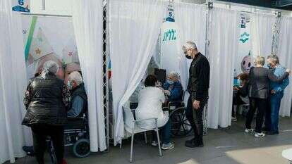 מתחסנים בישראל. | AFP מתחסנים בישראל. | AFP