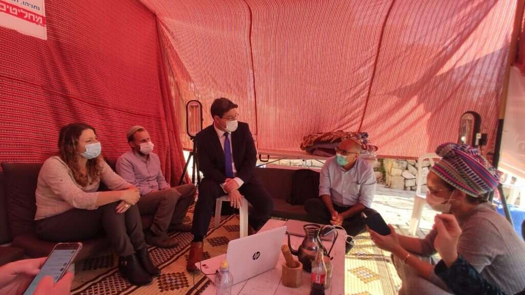 אופיר אקוניס בביקורו במאהל. | פורום ההתיישבות הצעירה