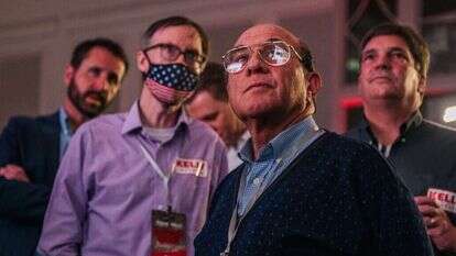 פעילים פוליטיים בג'ורג'יה צופים בתוצאות הבחירות. | AFP