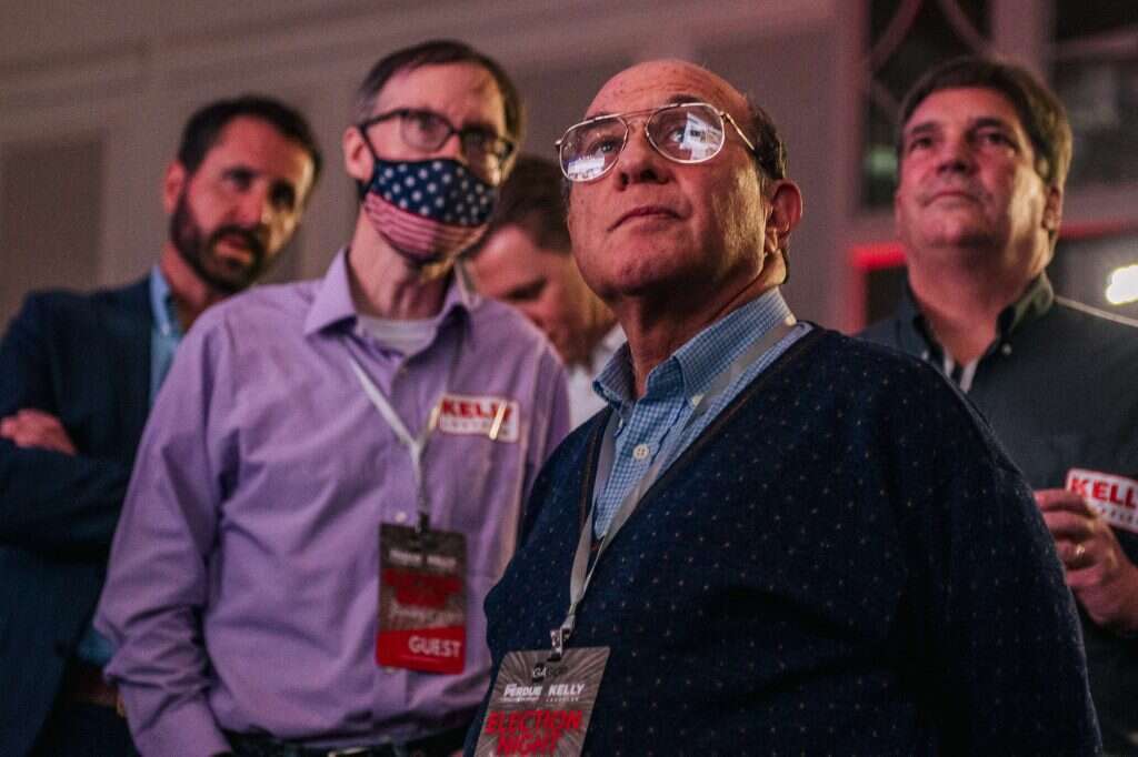 פעילים פוליטיים בג'ורג'יה צופים בתוצאות הבחירות. | AFP פעילים פוליטיים בג'ורג'יה צופים בתוצאות הבחירות. | AFP