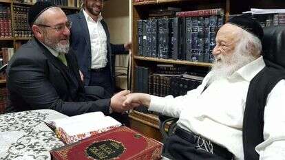 צדיקוב עם הרב ברוך דב פוברוסקי, ראש ישיבת פוניב'ז. באדיבות המצולם