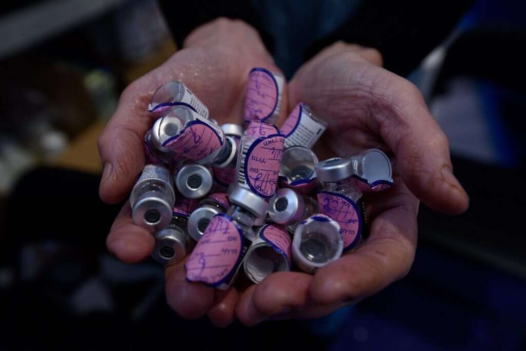 אמפולות של חיסוני קורונה. | אייל מרגולין ג'יני